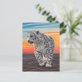 Sneeuwluipaard loopt op het strand tijdens een zon briefkaart (Staand voorkant)