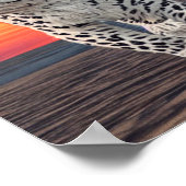 Sneeuwluipaard loopt op het strand tijdens een zon poster (Hoek)