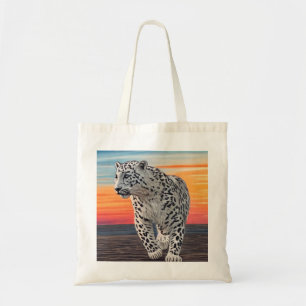 Sneeuwluipaard loopt op het strand tijdens een zon tote bag