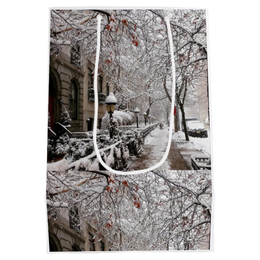 Sneeuwmagie op 23rd St NYC Medium Cadeauzakje (Achterkant)