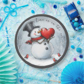 Sneeuwman biedt liefde met een groot hart papieren bordje (Feest)