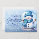 Sneeuwman Blauw Seizoen Groeten Kerstmis Feestdagenkaart<br><div class="desc">"Season's Greetings" aanpasbaar horizontaal geformatteerd wenskaart met een schattige sneeuwpop in een wereldbol op een zacht blauwe achtergrond. Personaliseer met je familienaam. Neem contact met mij op voor hulp bij uw aanpassingen of om extra matching of coördinatie van Zazzle producten aan te vragen.</div>