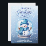 Sneeuwman Blauw Wit Seizoen Groeten Kerstmis Feestdagenkaart<br><div class="desc">"Season's Greetings" aanpasbaar kerst wenskaart met een schattige sneeuwpop in een sneeuw wereldbol op een zacht blauwe achtergrond. Personaliseer met je familienaam. Neem contact met mij op voor hulp bij uw aanpassingen of om extra matching of coördinatie van Zazzle producten aan te vragen.</div>