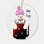 Sneeuwman die een mok warme chocolademelk omhelst keramisch ornament (Links)