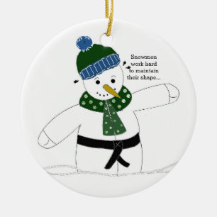 Sneeuwman die martial arts beoefent keramisch ornament