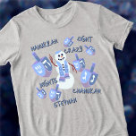 Sneeuwman Dreidels Grappig 8 Gekke Nachten Chanoek<br><div class="desc">Personaliseer dit grappige Chanoeka T-shirt als een leuk cadeau of misschien voor jezelf! Hallo Een vrolijke joodse sneeuwman zwaait in het midden van het ontwerp met zeven bijpassende blauwe en paarse dreidels van verschillende groottes om hem heen. Tussen de dreidels zijn woorden in een donkerblauw grillig handgeschreven lettertype gestrooid: HANUKKAH,...</div>