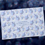 Sneeuwman Dreidels Hanukkah Custom Challah Hoesje Theedoek<br><div class="desc">Gebruik deze schattige sneeuwman en dreidels Chanoeka keukendoek als een Challah Hoesje tijdens de vakantie of als een decoratief accent in uw keuken. Gemakkelijk te personaliseren, het leuke patroon heeft ruimte in het midden voor maximaal drie regels tekst in een donkerblauw lettertype waar u jouw naam kunt toevoegen aan deze...</div>