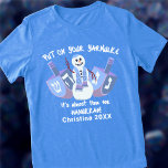 Sneeuwman Dreidels Joodse feestdag Chanoeka Grappi<br><div class="desc">Dit gepersonaliseerde grappige Chanoeka T-Shirt is geweldig als een traktatie voor jezelf of als een geschenk. Ontworpen met witte tekst voor donkere shirt hallo, is het hoofdontwerp een sneeuwman die zwaait? geflankeerd door bijpassende dreidels in blauw en paarse kleuren, aan elke kant. Een grillig handgeschreven lettertype bovenaan en onderaan leest...</div>