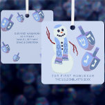 Sneeuwman Dreidels Schattigee dubbelzijdige Chanoe Metalen Ornament<br><div class="desc">Deze leuke dubbelzijdige Chanoeka ornamenten zijn geweldig als een traktatie voor jezelf of als doordachte souvenirs voor vrienden en familie bij het uitwisselen van geschenken. Met een vrolijke joodse sneeuwman aan de voorkant, samen met twee bijpassende dreidels op een bleke pastelblauwe achtergrond, is de eenvoudige donkerblauwe tekst aan de onderkant...</div>