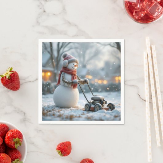 Sneeuwman duwt een oude duw grasmaaier servet (Insitu)