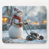Sneeuwman duwt een retro grasmaaier op besneeuwd g muismat (Voorkant)