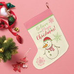 Sneeuwman Geloof in magie Grote Kerstsok<br><div class="desc">Een schattige kerstkous om te hangen aan de schouw van een sneeuwman met een kerstmuts en wortelneus in roze,  rood en groen met de zin - Geloof in de magie van Kerstmis!</div>