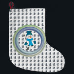 Sneeuwman Golfer Seizoensschommel Grote Kerstsok<br><div class="desc">Stel je een charmante kerstkous voor met een winterscène versierd met een sneeuwpopgolfer bekleed met een blauw pet en wanten, klaar voor een rondje golf met zijn 7 ijzeren club en golfballen. Een speelse achtergrond golfbal patroon. Het is een leuk ontwerp voor liefhebbers die genieten van golfen gedurende de seizoenen....</div>
