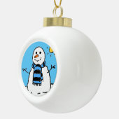 Sneeuwman in een Winterscène. Keramische Bal Ornament (Rechts)