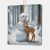 Sneeuwman knuffelt een fawn keramisch ornament (Links)