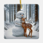 Sneeuwman knuffelt een fawn keramisch ornament (Voorkant)