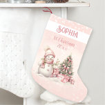 Sneeuwman Meisje Roze 1e Kerstmis Kous Kleine Kerstsok<br><div class="desc">Schattigee kerstkous voor meisjes met een schattige sneeuwman en kerstboom in blush roze met  vibes. Personaliseer de tekst eenvoudig. U kunt het niet alleen voor 1e Kerstmis gebruiken. :) - Kate Eden Art</div>