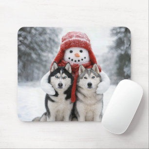 Sneeuwman omhelst Siberische husky honden Muismat