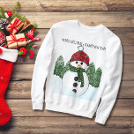 Sneeuwman Red Beanie Ugly Christmas Black Typograp Trui<br><div class="desc">Super schattige en vrolijke sneeuwman met een rode beanie en groene sjaal; staan voor een dennenbos bos fluiten sneeuwen. Custom Merry Christmas en Happy New Year zwarte typografie, maken deze trui een fantastische outfit voor uw Ugly Christmas party. Maak het grappig, maak het uniek. Deze illustratie is geïnspireerd op de...</div>