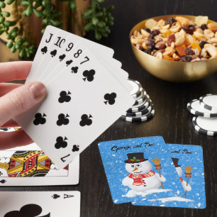 Sneeuwman staat terwijl sneeuw valt pokerkaarten