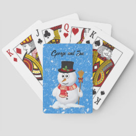 Sneeuwman staat terwijl sneeuw valt pokerkaarten