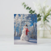 Sneeuwman voor met sneeuw bedekt bos feestdagenkaart (Staand voorkant)