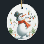 Sneeuwman wortel vulde het leven keramisch ornament<br><div class="desc">Ontdek een grillig ornament dat ideaal is om aan een kerstboom te hangen en een vrolijke sneeuwman te laten zien die wegdanst in een met wortelen gevulde sneeuwtuin. De vreugde van een echte sneeuwman. Personaliseer dit charmante sneeuwpop-ontwerp door de boodschap naar wens te wijzigen.</div>