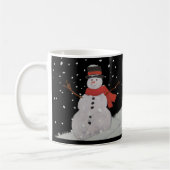 Sneeuwmannen in de nachtelijke sneeuw. koffiemok (Links)