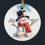 Sneeuwmannen rond en zoet keramisch ornament<br><div class="desc">Dit schattige winterontwerp met een sneeuwman gemaakt van donzige marshmallows met roze centra. Een hoge hoed en rode stip sjaal omringen hem. Het bericht zegt 'rond en zoet,  sneeuwpoppen kunnen niet worden verslagen' Een waterverf achtergrond ook op de achterkant met het jaar. Aanpassen zoals gewenst.</div>