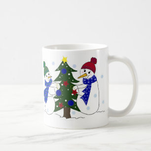 Sneeuwmannen versieren een kerstboom koffiemok