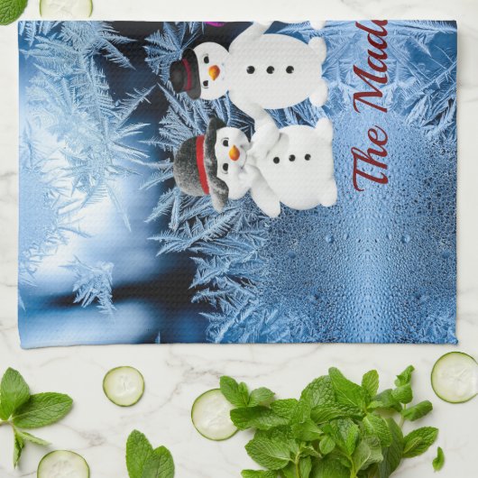 Sneeuwmannenfamilie van vier aangepaste keukenhand theedoek (Gevouwen)