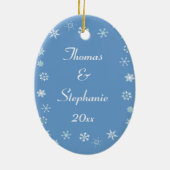 Sneeuwpaar onze eerste kerst keramisch ornament (Achterkant)