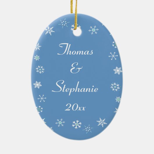 Sneeuwpaar onze eerste kerst keramisch ornament (Achterkant)