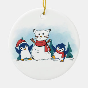 Sneeuwpinguïns die een Kerstmis Sneeuwkat bouwen Keramisch Ornament