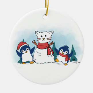 Sneeuwpinguïns die een Kerstmis Sneeuwkat bouwen Keramisch Ornament