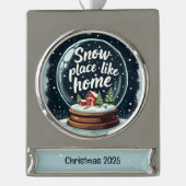 Sneeuwplaats zoals Home Vakantie Quote Verzilverd Banner Ornament (Voorkant)