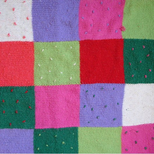 Sneeuwpop voor kerst in sneeuw kleine kerstsok