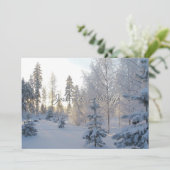 Sneeuwrijke dennenboom bos winter bruiloft uitnodi kaart (Staand voorkant)