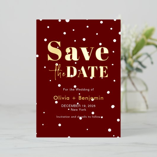 Sneeuwrijke Elegante Kerstmis Rode Huwelijk Save T Folie Uitnodiging (Staand Voorkant)