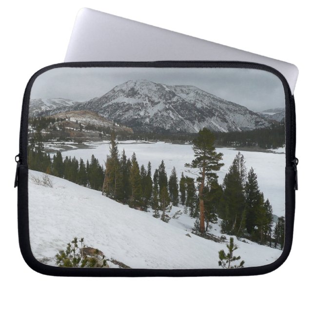 Sneeuwrijke Ellery Lake California winterlandschap Laptop Sleeve (Voorkant)