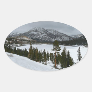 Sneeuwrijke Ellery Lake California winterlandschap Ovale Sticker