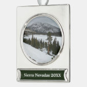 Sneeuwrijke Ellery Lake California winterlandschap Verzilverd Banner Ornament (Links)