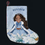 Sneeuwrijke Winter Afro-Amerikaanse prinses Kleine Kerstsok<br><div class="desc">Deze schattige besneeuwde winterprinses kous is voorzien van een mooie jonge Afro-Amerikaanse prinses met zwart haar met een blauw-witte sneeuwvlokjapon en warme bontgevoerde cape. De prinses wordt omringd door poinsettias. U kunt personaliseren met de naam van uw prinses!</div>