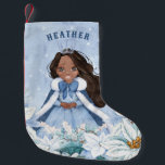 Sneeuwrijke Winter Afro-Amerikaanse prinses Kleine Kerstsok<br><div class="desc">Deze schattige besneeuwde winterprinses kous is voorzien van een mooie jonge Afro-Amerikaanse prinses met zwart haar met een blauw-witte sneeuwvlokjapon en warme bontgevoerde cape. De prinses wordt omringd door poinsettias. U kunt personaliseren met de naam van uw prinses!</div>