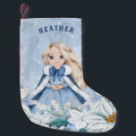 Sneeuwrijke winter blond prinses kleine kerstsok<br><div class="desc">Deze schattige besneeuwde winterprinses kous heeft een mooie jonge prinses met blond haar met een blauw-witte sneeuwvlokjapon en een warme bontgevoerde cape. De prinses wordt omringd door poinsettias. U kunt personaliseren met de naam van uw prinses!</div>