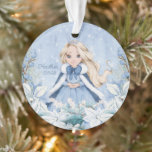 Sneeuwrijke winter blond prinses ornament<br><div class="desc">Dit schattige besneeuwde winterprinses ornament is voorzien van een mooie jonge prinses met blond haar met een blauw-witte sneeuwvlokjapon en warme bontgevoerde cape. De prinses wordt omringd door poinsettias. U kunt personaliseren met de naam van de speciale prinses en het jaar!</div>