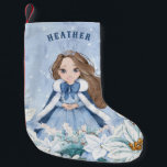 Sneeuwrijke Winter Brunette Prinses Kleine Kerstsok<br><div class="desc">Deze schattige besneeuwde winterprinses kous heeft een mooie jonge prinses met bruin haar die een blauw-witte sneeuwvlokjapon en een warme bontgevoerde cape draagt. De prinses wordt omringd door poinsettias. U kunt personaliseren met de naam van uw prinses!</div>