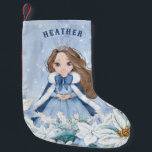 Sneeuwrijke Winter Brunette Prinses Kleine Kerstsok<br><div class="desc">Deze schattige besneeuwde winterprinses kous heeft een mooie jonge prinses met bruin haar die een blauw-witte sneeuwvlokjapon en een warme bontgevoerde cape draagt. De prinses wordt omringd door poinsettias. U kunt personaliseren met de naam van uw prinses!</div>