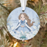 Sneeuwrijke Winter Brunette Prinses Ornament<br><div class="desc">Dit schattige besneeuwde winterprinses ornament is voorzien van een mooie jonge prinses met bruin haar met een blauw-witte sneeuwvlokjapon en warme bontgevoerde cape. De prinses wordt omringd door poinsettias. U kunt personaliseren met de naam van de speciale prinses en het jaar!</div>