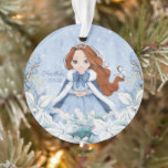 Sneeuwrijke winter rood hoofd prinses ornament<br><div class="desc">Dit schattige besneeuwde winterprinses ornament is voorzien van een mooie jonge prinses met rood haar met een blauw-witte sneeuwvlokjapon en warme bontgevoerde cape. De prinses wordt omringd door poinsettias. U kunt personaliseren met de naam van de speciale prinses en het jaar!</div>